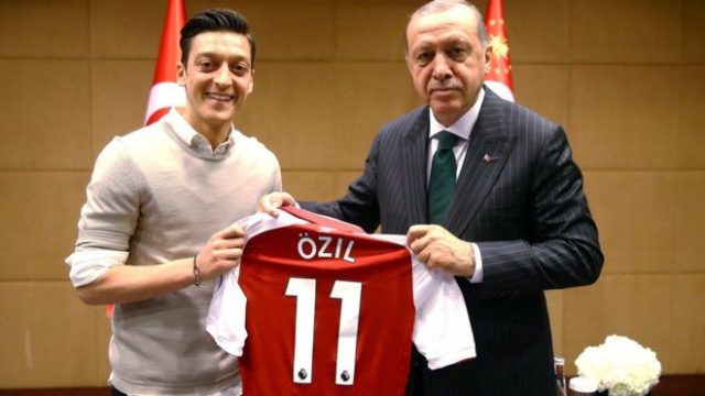 Özil oo ka jawaabay kulan uu la yeeshay Erdogan