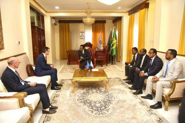 SAWIRO:-Madaxweyne Farmaajo oo warqadaha aqoonsiga ka guddoomay Danjire cusub