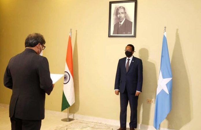 Farmaajo oo Warqadaha Aqoonsiga ka guddoomay Safiirka Cusub ee Hindiya