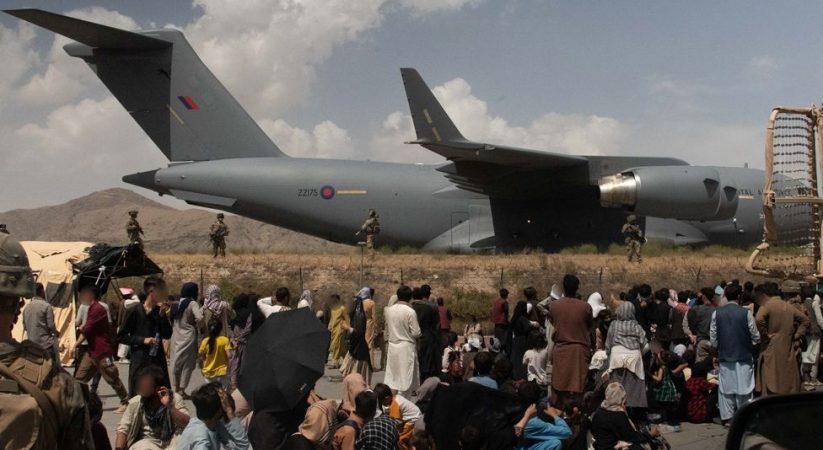 Faah-faahin  ka soo baxeysa laba qarax oo waa weyn oo ka dhacay banaanka garoonka diyaaradaha Kabul