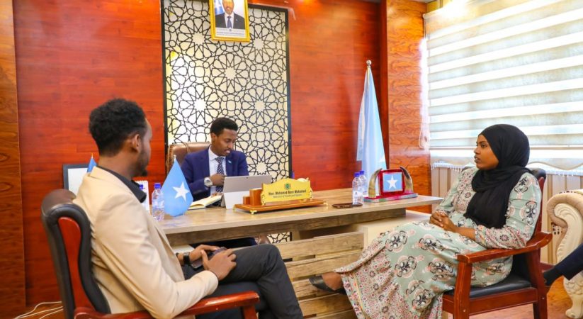 Wasiirka wasaaradda dhalinyarada iyo ciyaaraha oo  kulamo kala duwan  la yeeshay  qaybaha kala duwan ee dhalinyarada Soomaaliyeed ee Caasimadda Muqdishu ku nool.