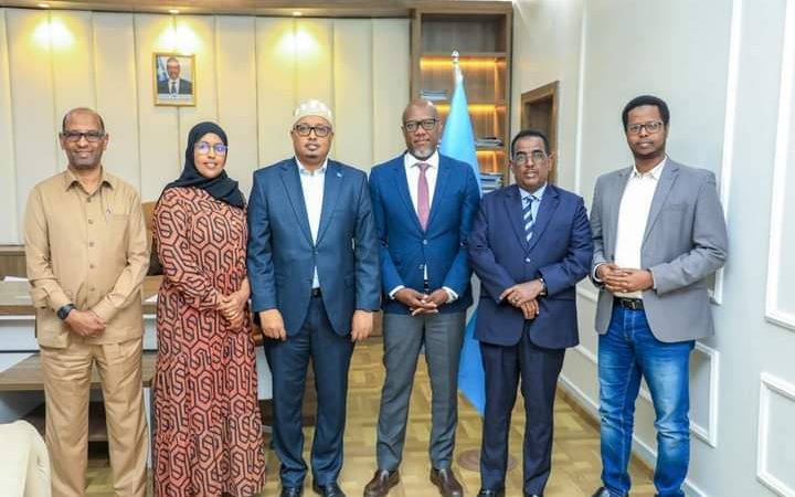 Wasiirka Arrimaha Gudaha XFS oo kulan la qaatay Wakiilka UNHCR ee Soomaaliya