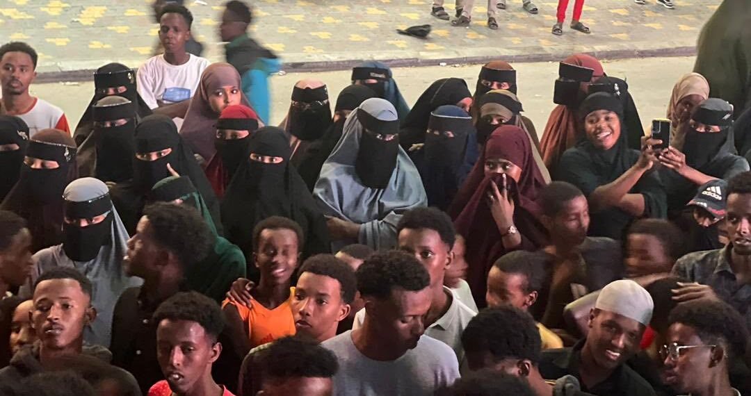 Maxaa ku dhacay Gudoomiyaha Gobolka iyo Gudoomiyayaasha Degmooyinka Caasimaada?