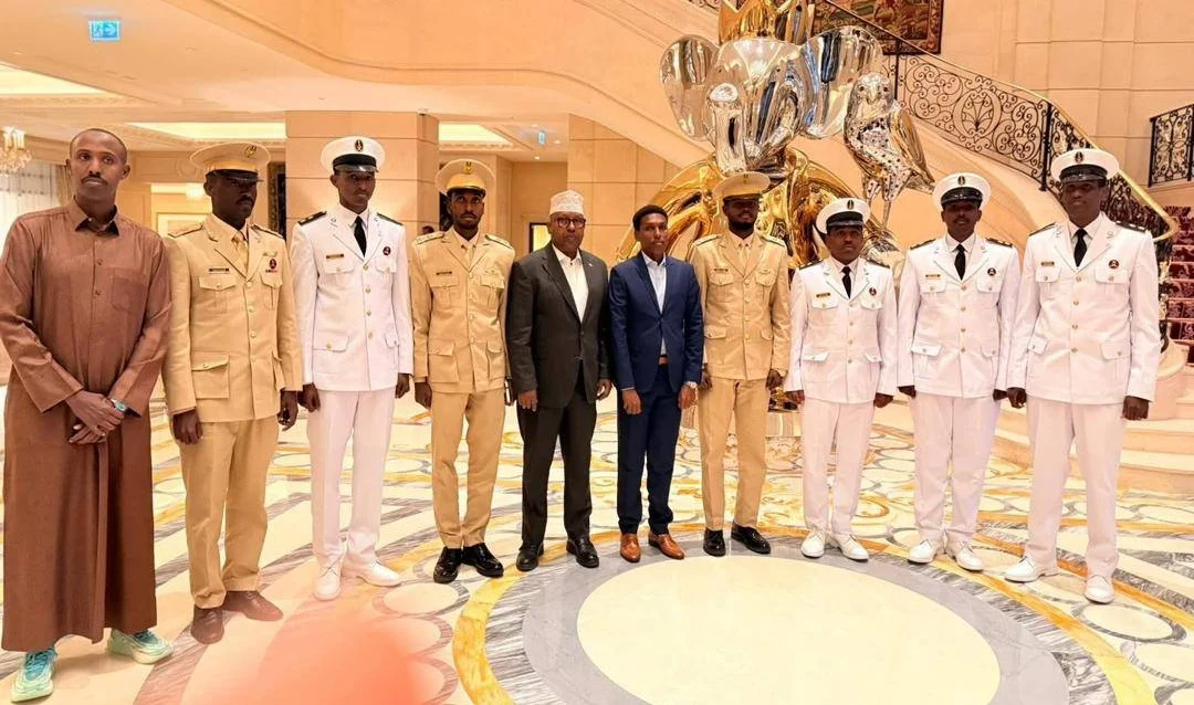 Wasiirka Gaashaandhigga Fiqi oo ka qeybgalay qalin-jabinta ciidan ee Doha, kana mahadceliyay doorka Qatar ee tayeynta Ciidanka Xoogga Dalka.