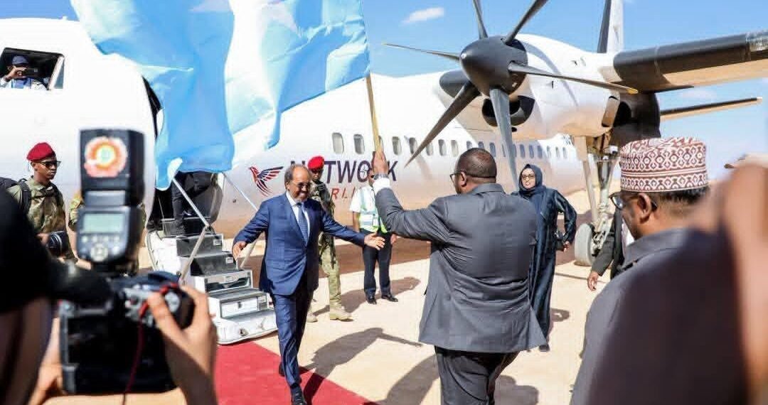 Madaxweyne Xasan Sheekh oo si ballaaran loogusoo dhaweeyey Madaxweyne Xasan Sheekh.