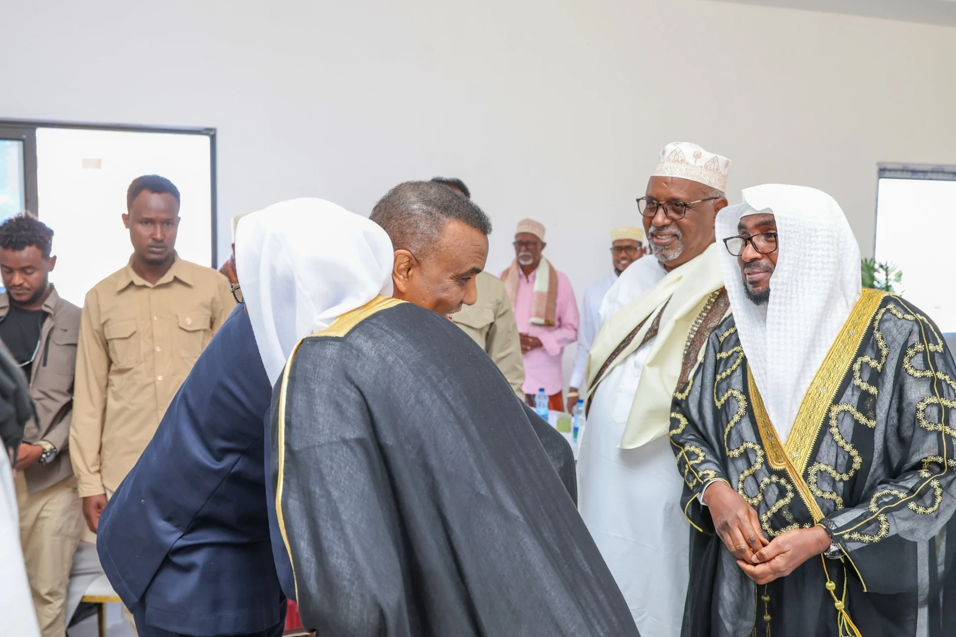 Ra’iisul Wasaaraha Xamsa ayaa  kulan miro-dhal ah la yeeshay odayaasha ku sugan magaalada Laascaanood