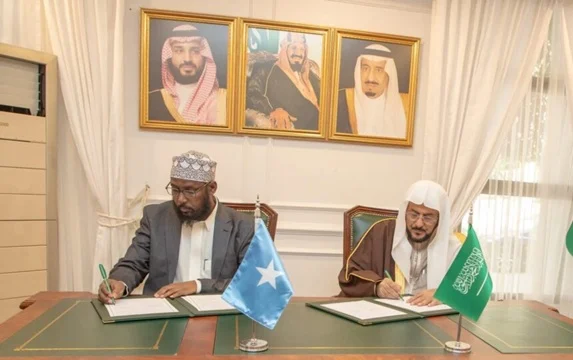 Soomaaliya iyo Sucuudi Carabiya ayaa kala saxiixday heshiis lagu horumarinayo arrimaha Islaamka.