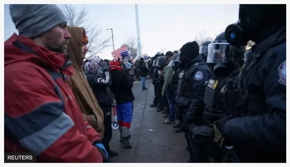 Madaxweyne Trump iyo shacabka Minnesota oo weli is haya.