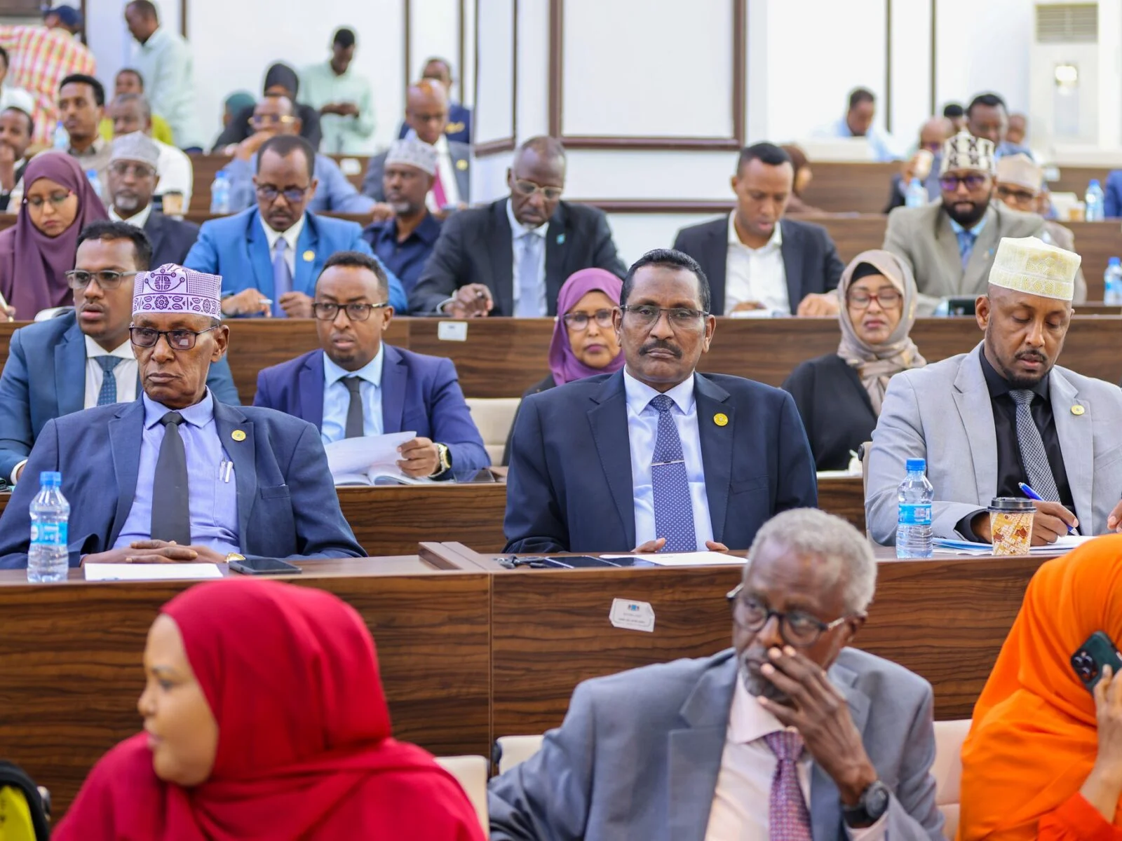 Xildhibaanno la ganaaxay: Guddoonka Baarlamaanka oo tallaabo qaaday