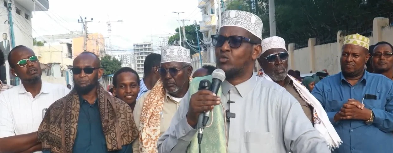 “Banaanbax Ma Rabno” – Odayaal iyo Waxgarad Muqdisho Ka Digay Rabshado Siyaasadeed iyo Qalalaase Amni