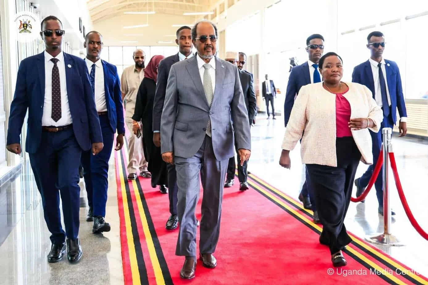 Madaxweyne Xasan Sheekh oo si heer sare ah loogu soo dhoweeyay Uganda xilli uu ka qeyb galayo caleema-saarka Madaxweynaha dalkaas