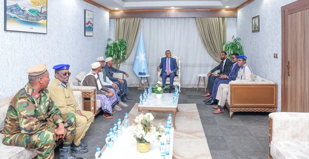 Ra’iisul Wasaare Xamza Cabdi Barre oo Kulan Muhiim ah la Qaatay Odayaasha iyo Waxgaradka Gobolka Mudug