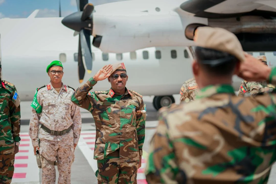 Taliyaha Ciidanka Xoogga Dalka oo Gaaray Dhuusamareeb si uu u Dardargeliyo Howlgalada Ka Dhanka ah Al-Shabaab