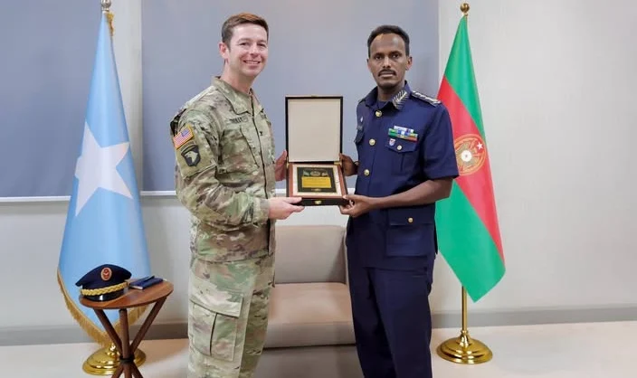 Soomaaliya iyo Mareykanka oo ka wada hadlay horumarinta Ciidanka Cirka Soomaaliyeed