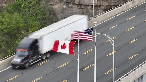 Canshuuraha Mareykanka oo ganacsiyo Canadian ah ku qasbaya inay xadka ka gudbaan