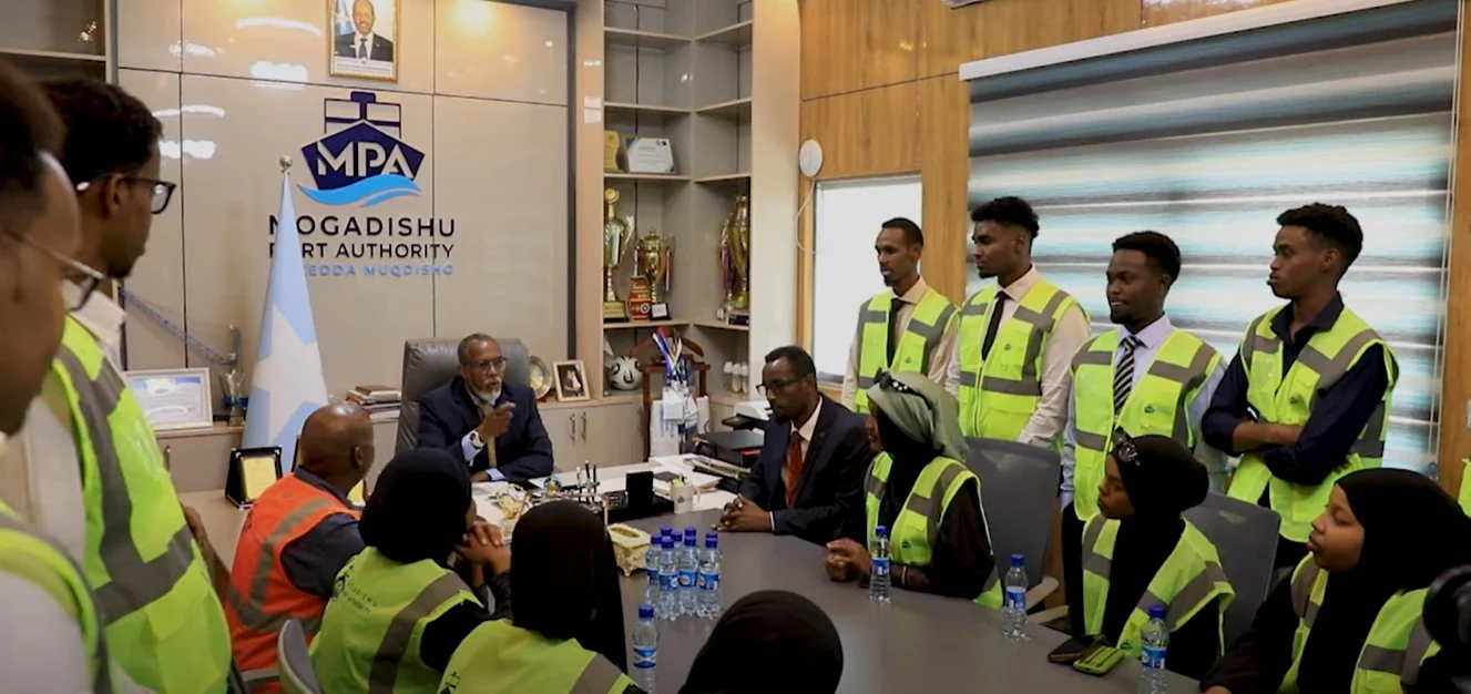 Dekedda Muqdisho oo Arday u Soo Gabagabeysay Booqasho Waxbarasho iyo Tababbar Xirfadeed