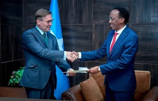 Soomaaliya oo guddoontay waraaqaha aqoonsiga Safiirka cusub ee Midowga Yurub