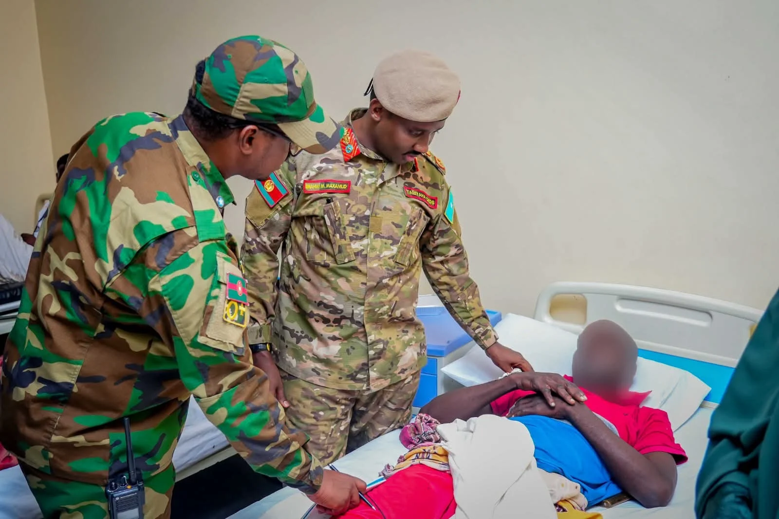 Taliyaha Xoogga Dalka oo u kuurgalay daryeelka askarta ku dhaawacantay howlgallada ka dhanka ah Al-Shabaab